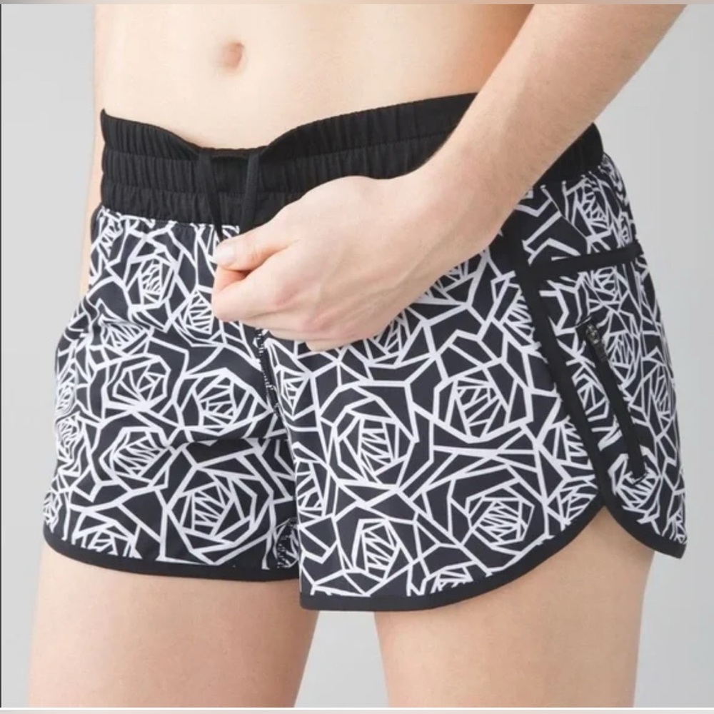 Lululemon Tracker Short III *4-way Stretch Posey Black White / Black size 4 NWOT
